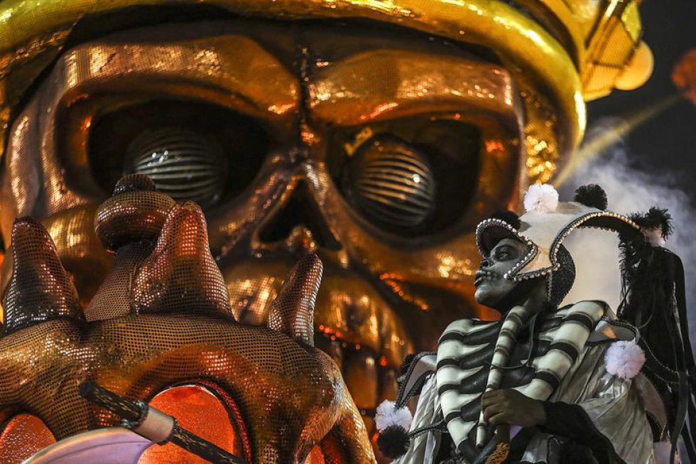 En un desfile titulado "Caleidoscópio Tropifágico", la escuela procedente de la segunda división mostró en su desfile cómo la cultura brasileña se apropia de la que viene de afuera para adaptarla y convertirla en algo típicamente nacional, como lo anunció en 1920 el modernista Oswald de Andrade en su "Manifiesto Antropofágico" En un desfile titulado "Caleidoscópio Tropifágico", la escuela procedente de la segunda división mostró en su desfile cómo la cultura brasileña se apropia de la que viene de afuera para adaptarla y convertirla en algo típicamente nacional, como lo anunció en 1920 el modernista Oswald de Andrade en su "Manifiesto Antropofágico"