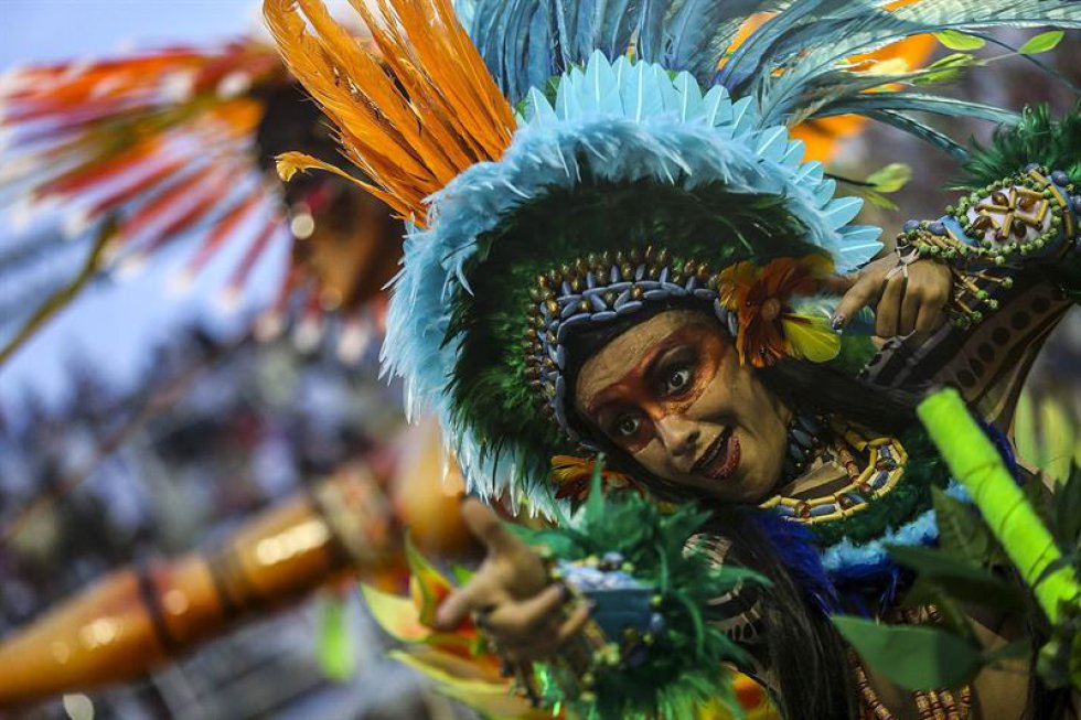 Pero las principales referencias del desfile fueron al Tropicalismo, el movimiento musical liderado por los cantautores Caetano Veloso y Gilberto Gil en la década de 1960 que entona una defensa de la cultura brasileña contra el avance de las culturas extranjeras. Pero las principales referencias del desfile fueron al Tropicalismo, el movimiento musical liderado por los cantautores Caetano Veloso y Gilberto Gil en la década de 1960 que entona una defensa de la cultura brasileña contra el avance de las culturas extranjeras.