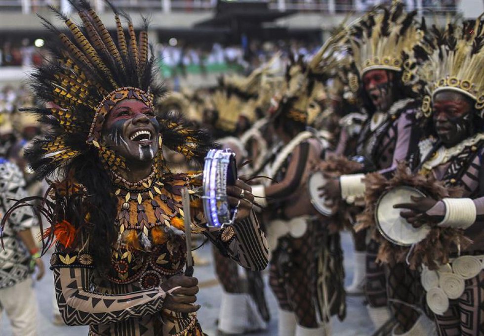 En el desfile no faltaron las críticas veladas a la invasión de modismos extranjeros y a la globalización, que fueron muy bien explotadas en algunos de los disfraces. En el desfile no faltaron las críticas veladas a la invasión de modismos extranjeros y a la globalización, que fueron muy bien explotadas en algunos de los disfraces.