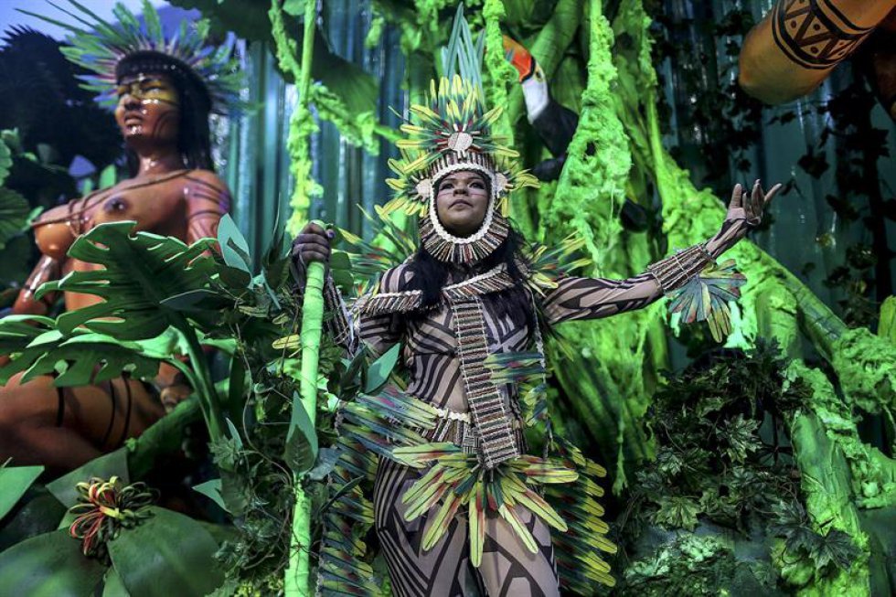La segunda de las seis escuelas en desfilar esta noche es la Grande Río, que pretende llevar al Sambódromo un homenaje a Bahía, el estado brasileño en que más se afincó la cultura africana, mediante la exaltación de Ivete Sangalo, una de las cantantes más populares del país. La segunda de las seis escuelas en desfilar esta noche es la Grande Río, que pretende llevar al Sambódromo un homenaje a Bahía, el estado brasileño en que más se afincó la cultura africana, mediante la exaltación de Ivete Sangalo, una de las cantantes más populares del país.