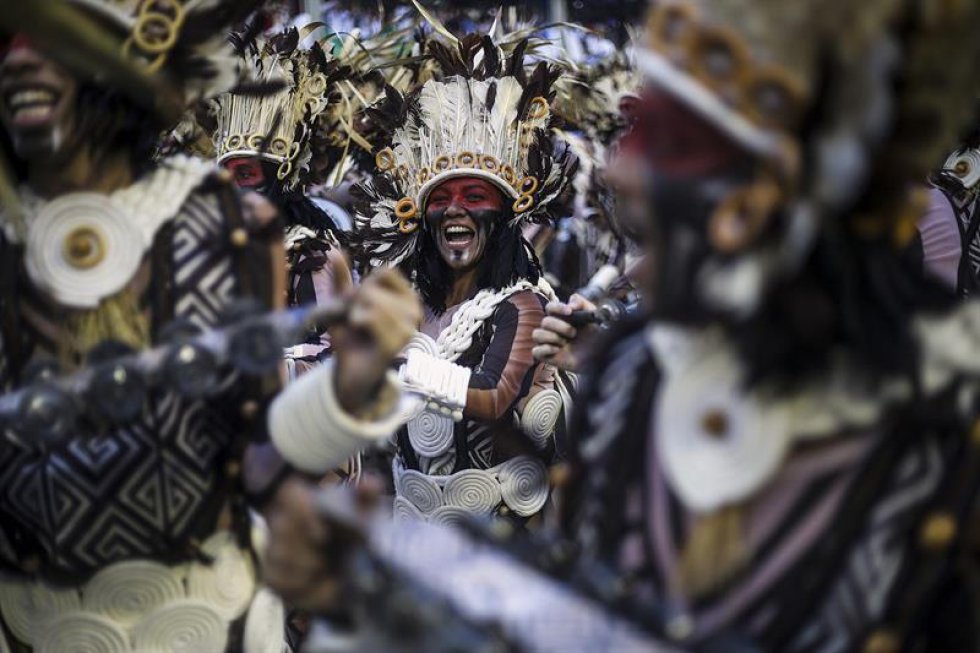 Para la noche del domingo también están previstos los desfiles de Imperatriz Lepoldinense, con una escenificación en la que defenderá la preservación ambiental y cultural de la Amazonía; y Unidos de Vila Isabel, que abordará la influencia de los negros en la música de América Latina y el Caribe. Para la noche del domingo también están previstos los desfiles de Imperatriz Lepoldinense, con una escenificación en la que defenderá la preservación ambiental y cultural de la Amazonía; y Unidos de Vila Isabel, que abordará la influencia de los negros en la música de América Latina y el Caribe.