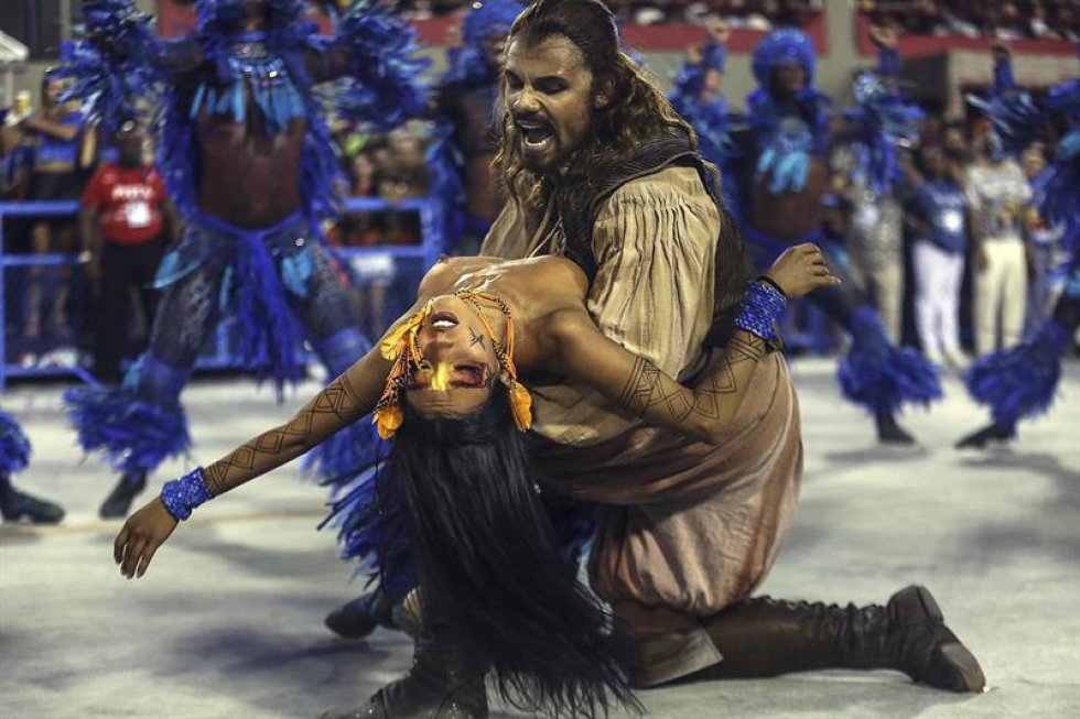 Las dos últimas escuelas en desfilar, ya en la madrugada del lunes, serán Salgueiro, que escenificará en el Sambódromo su versión carnavalizada de la Divina Comedia de Dante Alighieri, y Beija-Flor, con un desfile sobre la india Iracema. Las dos últimas escuelas en desfilar, ya en la madrugada del lunes, serán Salgueiro, que escenificará en el Sambódromo su versión carnavalizada de la Divina Comedia de Dante Alighieri, y Beija-Flor, con un desfile sobre la india Iracema.