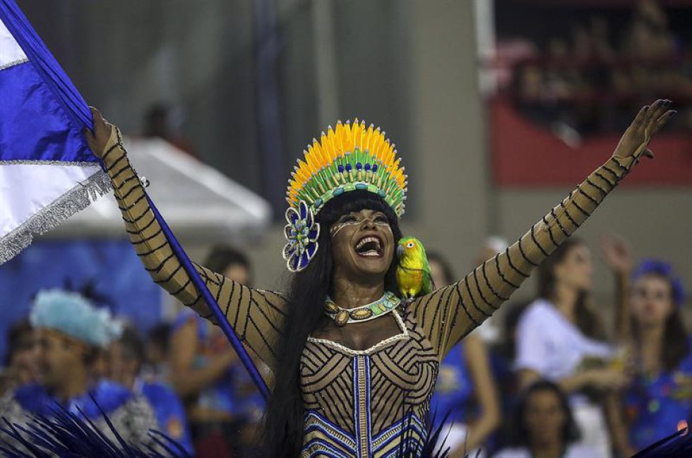 En la noche de este lunes desfilarán las otras seis escuelas que componen el Grupo Especial, la primera división del carnaval de Río, y el miércoles medio centenar de jurados dará su veredicto y anunciará la campeona de 2017. En la noche de este lunes desfilarán las otras seis escuelas que componen el Grupo Especial, la primera división del carnaval de Río, y el miércoles medio centenar de jurados dará su veredicto y anunciará la campeona de 2017.
