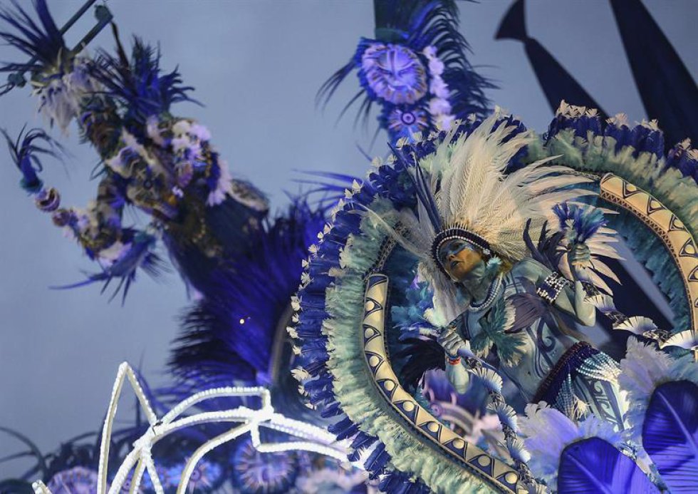 En los dos días de desfiles pasarán por el Sambódromo cerca de 60.000 sambistas, 3.500 percusionistas y unas 70 carrozas alegóricas para un público superior de 200.000 personas, incluyendo los invitados especiales en los balcones. En los dos días de desfiles pasarán por el Sambódromo cerca de 60.000 sambistas, 3.500 percusionistas y unas 70 carrozas alegóricas para un público superior de 200.000 personas, incluyendo los invitados especiales en los balcones.