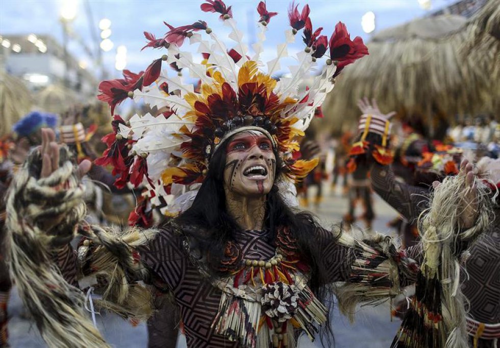 Una presentación sobre la cultura brasileña de Paraíso de Tuiuti abrió la primera noche de desfiles de las escuelas de samba del Grupo Especial de Río de Janeiro, el considerado mayor espectáculo del mundo al aire libre y la principal atracción del carnaval carioca. Una presentación sobre la cultura brasileña de Paraíso de Tuiuti abrió la primera noche de desfiles de las escuelas de samba del Grupo Especial de Río de Janeiro, el considerado mayor espectáculo del mundo al aire libre y la principal atracción del carnaval carioca.