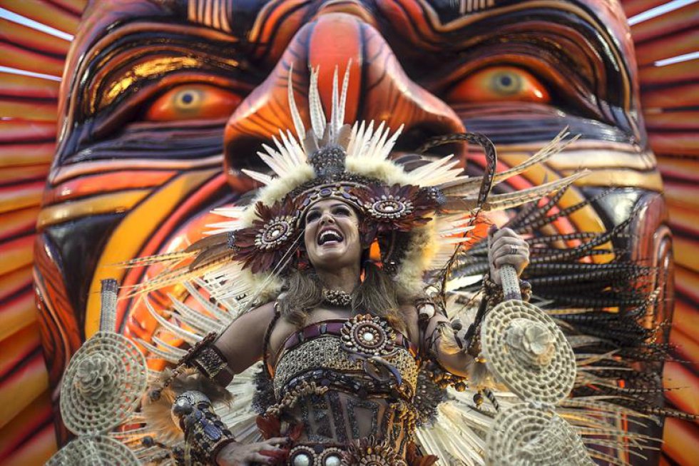 Tuiuti, la campeona el año pasado del Grupo de Acceso, la segunda división de las escuelas de samba, tomó el Sambódromo de Río de Janeiro con sus 3.100 integrantes, todos cuidadosamente disfrazados, y una orquesta de percusión de más de un centenar de músicos. Tuiuti, la campeona el año pasado del Grupo de Acceso, la segunda división de las escuelas de samba, tomó el Sambódromo de Río de Janeiro con sus 3.100 integrantes, todos cuidadosamente disfrazados, y una orquesta de percusión de más de un centenar de músicos.