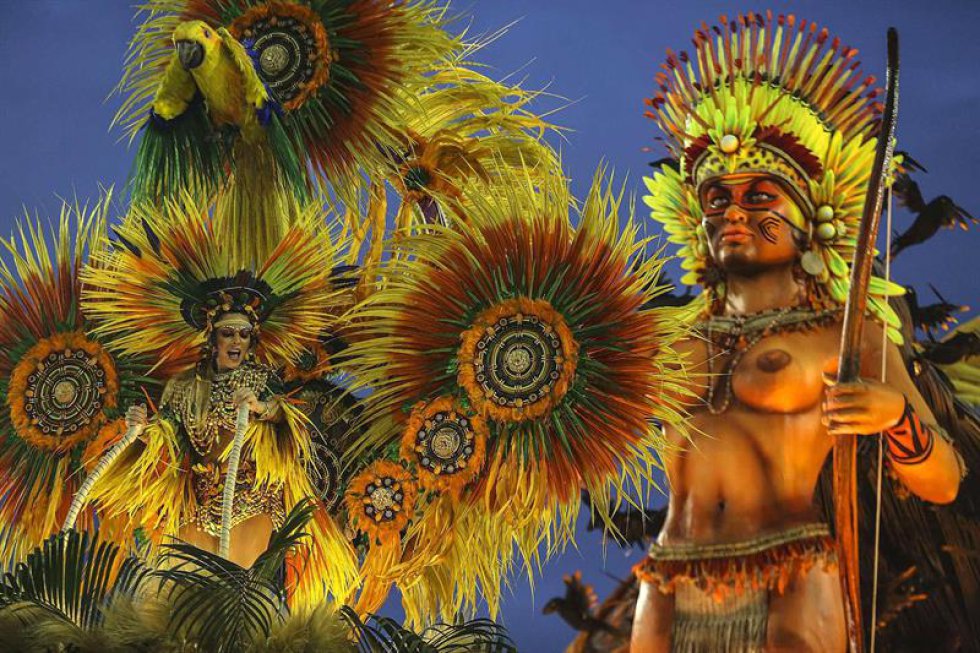 Tuiuti, con un samba interpretado por Wantuir y compuesto especialmente para esta noche por Carlinhos Chirrinha y Rafael Bernini, dividió su desfile en 34 alas (grupos de bailarines), cada una con su disfraz específico, y llevó al Sambódromo seis gigantescas carrozas alegóricas para alabar la cultura brasileña, desde la pintura y la literatura, pero principalmente la música. Tuiuti, con un samba interpretado por Wantuir y compuesto especialmente para esta noche por Carlinhos Chirrinha y Rafael Bernini, dividió su desfile en 34 alas (grupos de bailarines), cada una con su disfraz específico, y llevó al Sambódromo seis gigantescas carrozas alegóricas para alabar la cultura brasileña, desde la pintura y la literatura, pero principalmente la música.