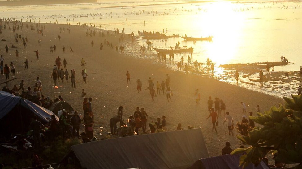El festival de Bau Nyale, que se traduce literalmente en “atrapar a los gusanos de mar” en el idioma nativo de Sasak, se celebra cada febrero en Indonesia. La gente llega a la población de Kuta, en la zona central de Lombok, durante el amanecer y se pone a atrapar gusanos de mar en aguas poco profundas de la costa. El festival de Bau Nyale, que se traduce literalmente en “atrapar a los gusanos de mar” en el idioma nativo de Sasak, se celebra cada febrero en Indonesia. La gente llega a la población de Kuta, en la zona central de Lombok, durante el amanecer y se pone a atrapar gusanos de mar en aguas poco profundas de la costa.