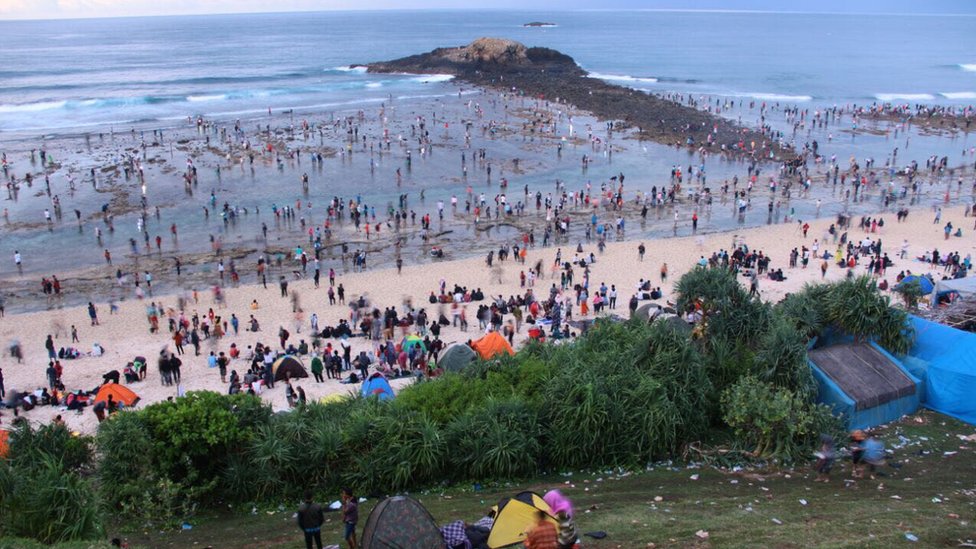 Las comunidades Sasak locales celebran el festival cada febrero, siguiendo su calendario tradicional. La semana pasada, antes de celebrarse el gran evento, tuvo lugar un concurso de música tradicional y un desfile cultural. Las comunidades Sasak locales celebran el festival cada febrero, siguiendo su calendario tradicional. La semana pasada, antes de celebrarse el gran evento, tuvo lugar un concurso de música tradicional y un desfile cultural.