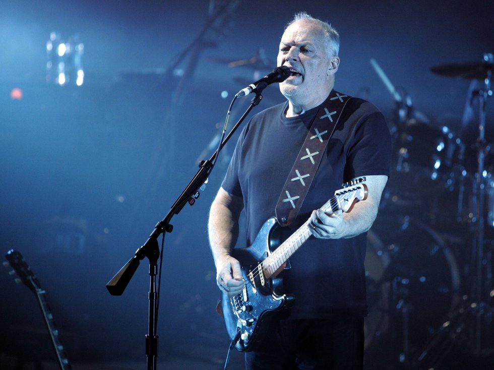 David Gilmour nació en Cambridge, Inglaterra, 6 de marzo de 1946. Es un músico multi-instrumentalista, ya que toca guitarra, bajo, teclados, batería, armónica y saxofón. Es el actual líder de la banda de rock Pink Floyd. David Gilmour nació en Cambridge, Inglaterra, 6 de marzo de 1946. Es un músico multi-instrumentalista, ya que toca guitarra, bajo, teclados, batería, armónica y saxofón. Es el actual líder de la banda de rock Pink Floyd.