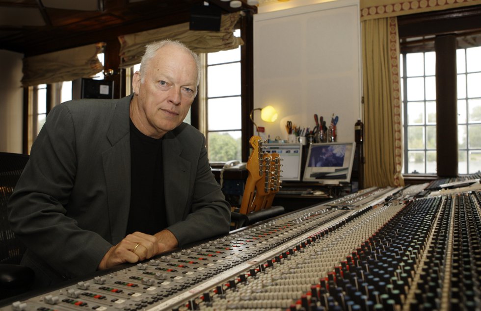 Estudió en el Cambridge College of Arts and Technology, donde conoció a Syd Barret, fundador de la banda de rock Pink Floyd. Estudió en el Cambridge College of Arts and Technology, donde conoció a Syd Barret, fundador de la banda de rock Pink Floyd.