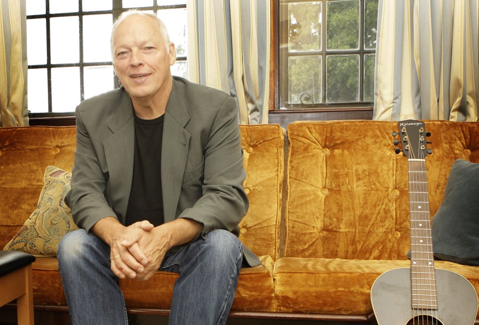 Con la adicción de Syd Barret a las drogas, David Gilmour lo sustituye en la banda, ya que en las presentaciones en vivo quedaba paralizado. Con la adicción de Syd Barret a las drogas, David Gilmour lo sustituye en la banda, ya que en las presentaciones en vivo quedaba paralizado.