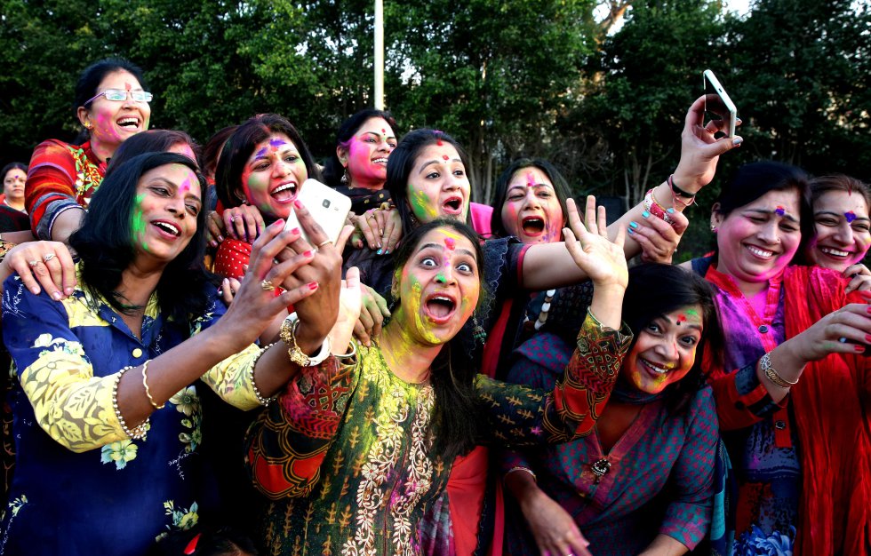 “Holi” es la fiesta de los colores y una de las festividades más importantes de la India. “Holi” es la fiesta de los colores y una de las festividades más importantes de la India.
