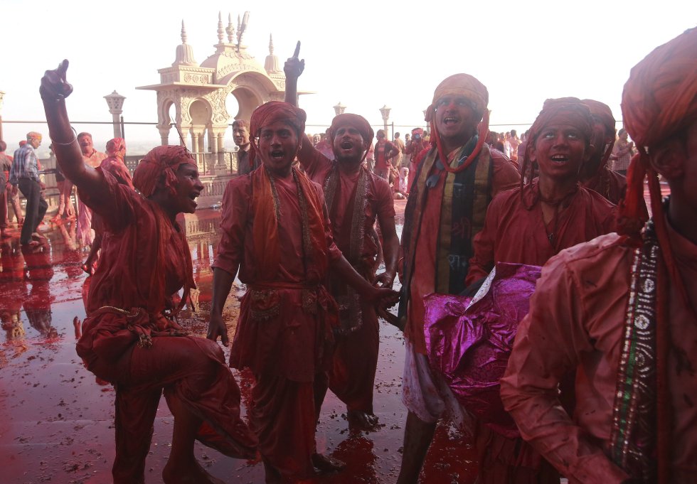 Estudiantes de la Universidad de Rabindrabharati celebran cubiertos de polvo de colores el festival Holi, en la Casa Tagore, Calcuta, India. Estudiantes de la Universidad de Rabindrabharati celebran cubiertos de polvo de colores el festival Holi, en la Casa Tagore, Calcuta, India.