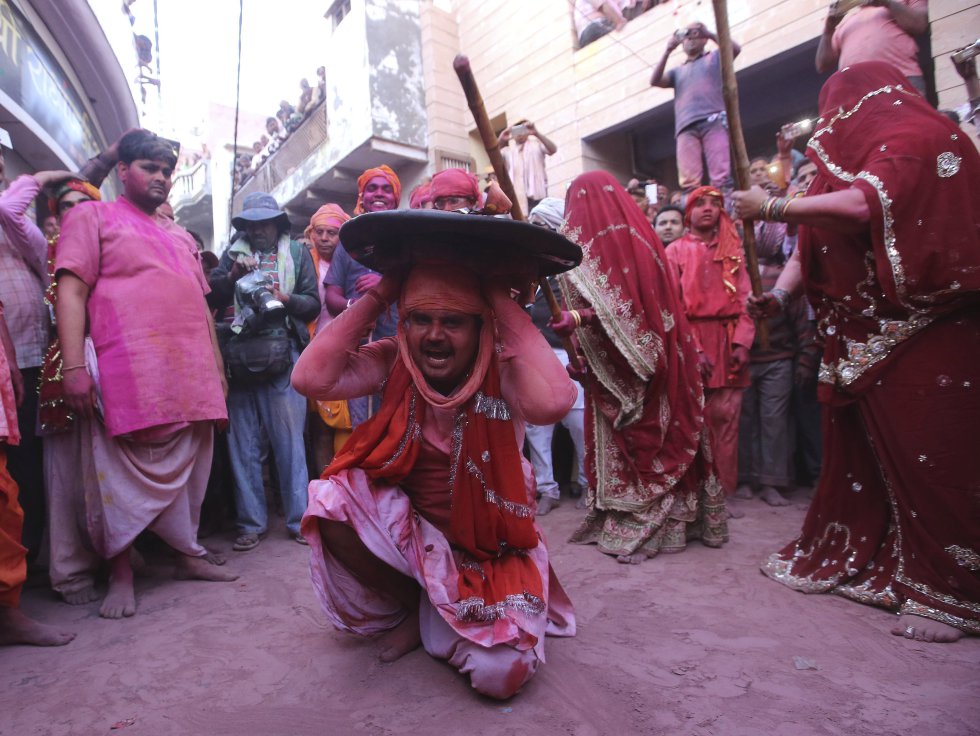 Holi no solo celebra el cambio del invierno a la primavera, sino también, según el hinduismo, la victoria del bien sobre el mal. Holi no solo celebra el cambio del invierno a la primavera, sino también, según el hinduismo, la victoria del bien sobre el mal.