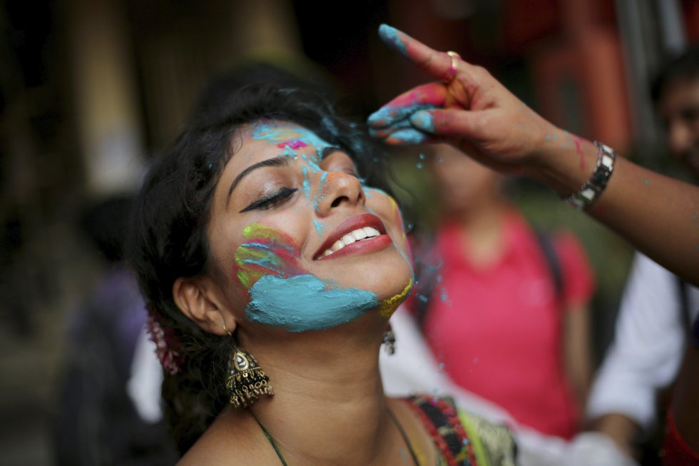 La diversidad cultural, el respeto mutuo, la alegría, así como la tolerancia, son lo que hacen inolvidable la fiesta de Holi cada año. La diversidad cultural, el respeto mutuo, la alegría, así como la tolerancia, son lo que hacen inolvidable la fiesta de Holi cada año.