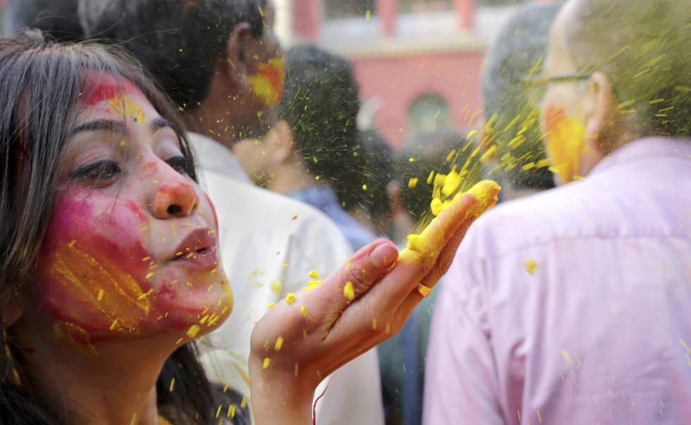 En Alemania, hay una réplica del evento: se llama Holi Festival Of Colours, y cuenta con una gran popularidad también entre los medios. En Alemania, hay una réplica del evento: se llama Holi Festival Of Colours, y cuenta con una gran popularidad también entre los medios.