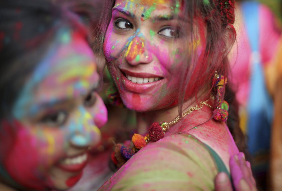 En la víspera de Holi, típicamente en o después del atardecer, la hoguera se enciende, lo que significa Holika Dahan. El ritual simboliza la victoria del bien sobre el mal. La gente canta y baila alrededor del fuego. En la víspera de Holi, típicamente en o después del atardecer, la hoguera se enciende, lo que significa Holika Dahan. El ritual simboliza la victoria del bien sobre el mal. La gente canta y baila alrededor del fuego.