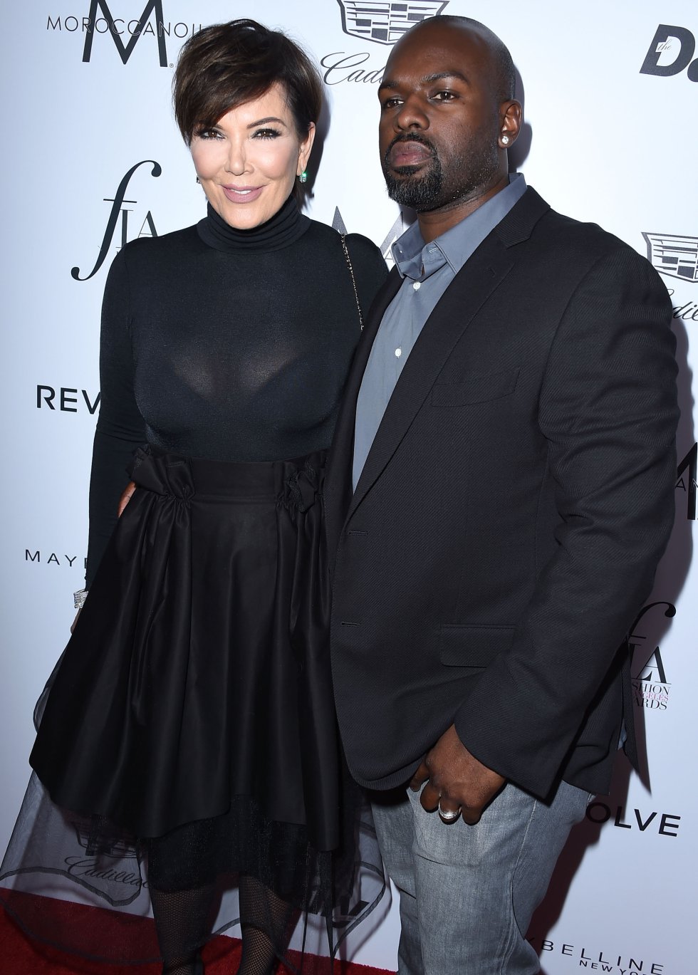 Especialmente tras los turbios acontecimientos que han marcado recientemente el día a día de los Kardashian, como el atraco del que fue víctima Kim en su apartamento de París el pasado mes de octubre o los problemas de la joven Kendall con un acosador. Especialmente tras los turbios acontecimientos que han marcado recientemente el día a día de los Kardashian, como el atraco del que fue víctima Kim en su apartamento de París el pasado mes de octubre o los problemas de la joven Kendall con un acosador.