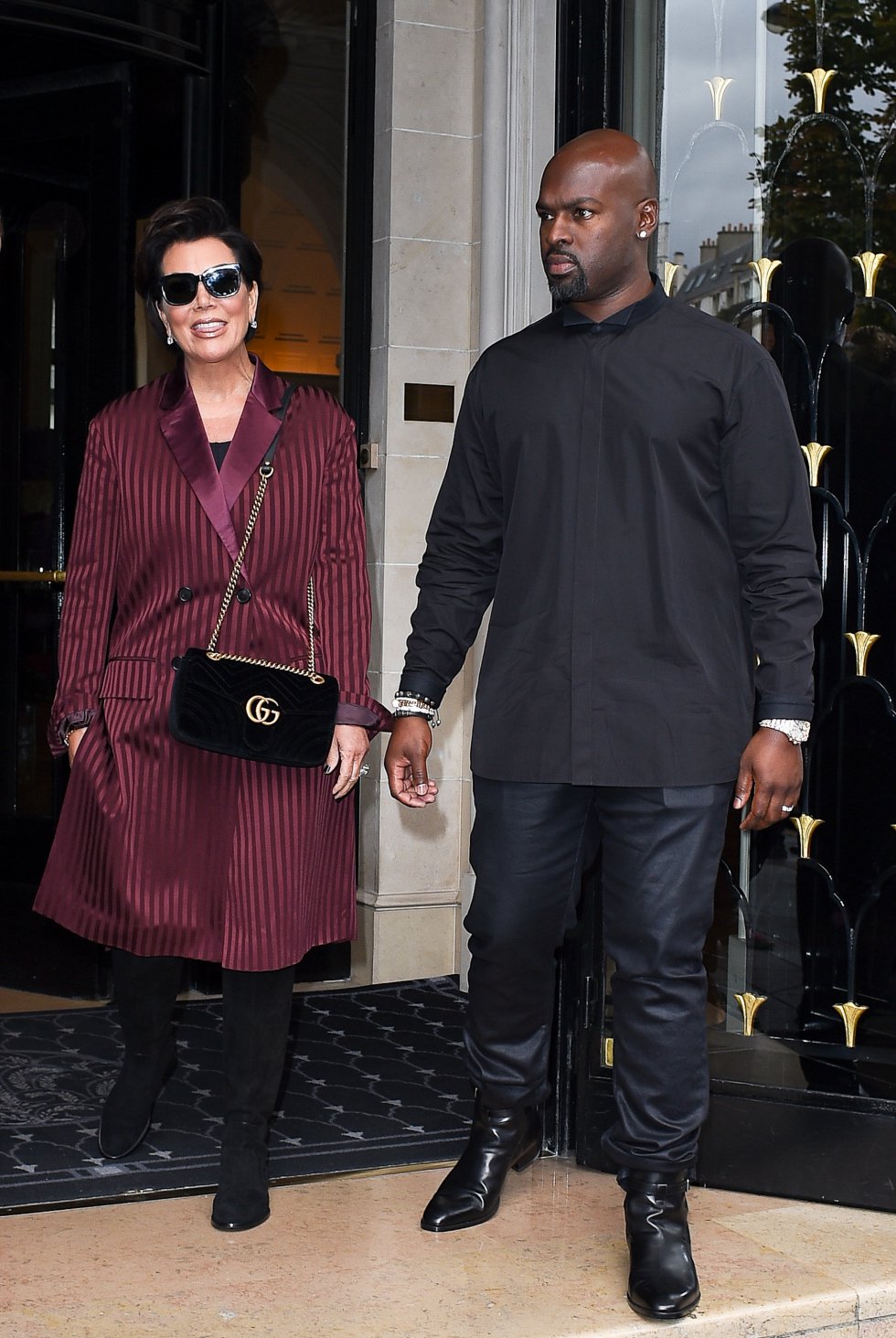 Haciendo referencia también a la sonada ruptura de la 'momager' y Caitlyn Jenner, el que fuera su marido durante 14 años y padre de sus dos hijas pequeñas, Kendall y Kylie. Haciendo referencia también a la sonada ruptura de la 'momager' y Caitlyn Jenner, el que fuera su marido durante 14 años y padre de sus dos hijas pequeñas, Kendall y Kylie.