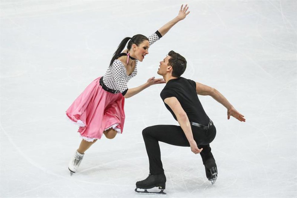 Los patinadores italianos Charlene Guignard (i) y Marco Fabbri compiten en el programa corto de danza Los patinadores italianos Charlene Guignard (i) y Marco Fabbri compiten en el programa corto de danza
