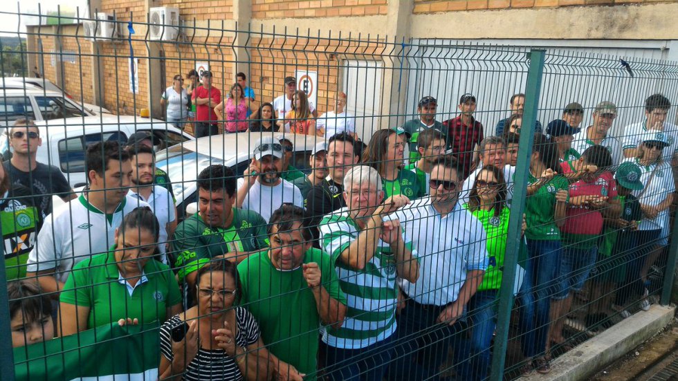 Hinchas de Chapecoense esperaron al cuadro paisa a su llegada al aeropuerto. Hinchas de Chapecoense esperaron al cuadro paisa a su llegada al aeropuerto.