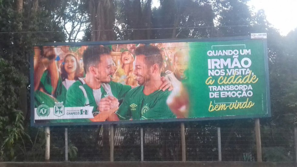 Con distintos carteles alusivos a la 'hermandad' entre ambos equipos, fue recibido Nacional. Con distintos carteles alusivos a la 'hermandad' entre ambos equipos, fue recibido Nacional.
