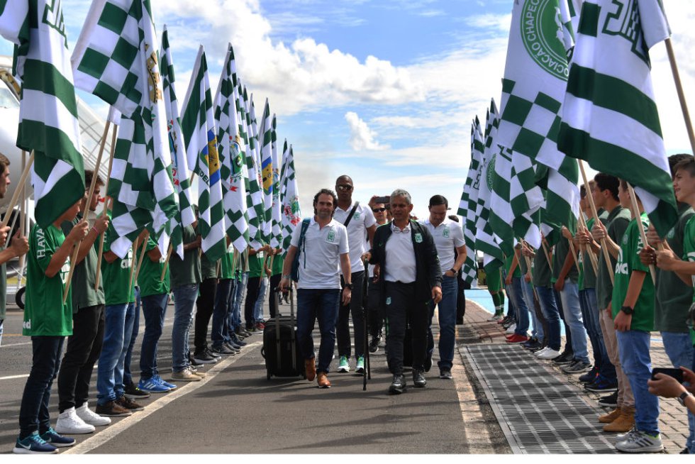 La delegación de Nacional cruza un camino de honor entre hinchas y banderas del Chapecoense y del cuadro antioqueño. La delegación de Nacional cruza un camino de honor entre hinchas y banderas del Chapecoense y del cuadro antioqueño.