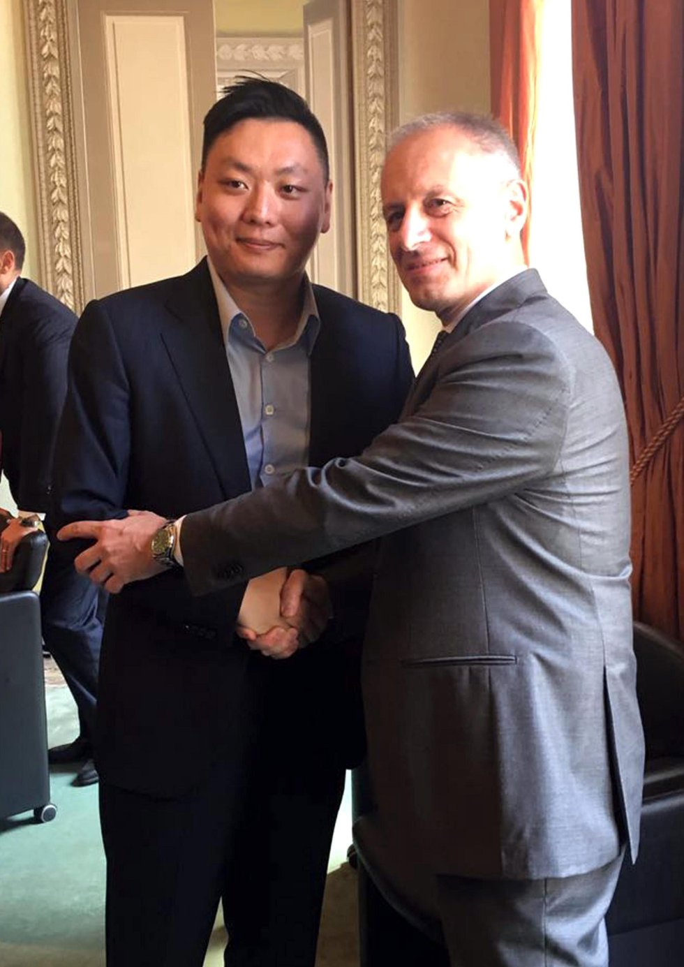 El chino David Han Li será nuevo representante del Milan, y responsable de llevarlo a los puestos de gloria. El chino David Han Li será nuevo representante del Milan, y responsable de llevarlo a los puestos de gloria.