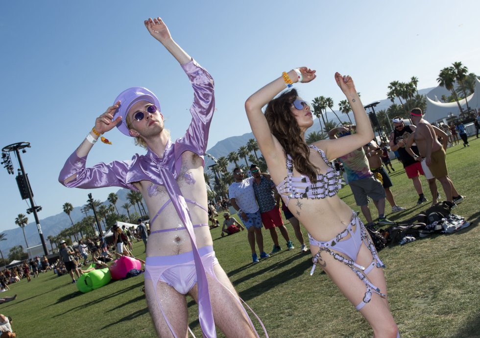 Este año el festival se celebra del 14 al 16 de abril, en Indio, California. Además de a buena música el Coachella se caracteriza porque los asistentes usan ropa hippie. Celebridades como actrices y actores de Hollywood, músicos y supermodelos hacen presencia. Este año el festival se celebra del 14 al 16 de abril, en Indio, California. Además de a buena música el Coachella se caracteriza porque los asistentes usan ropa hippie. Celebridades como actrices y actores de Hollywood, músicos y supermodelos hacen presencia.