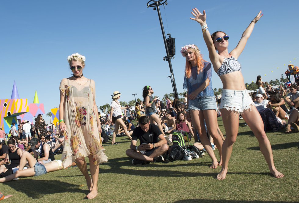 Este año el festival se celebra del 14 al 16 de abril, en Indio, California. Además de a buena música el Coachella se caracteriza porque los asistentes usan ropa hippie. Celebridades como actrices y actores de Hollywood, músicos y supermodelos hacen presencia. Este año el festival se celebra del 14 al 16 de abril, en Indio, California. Además de a buena música el Coachella se caracteriza porque los asistentes usan ropa hippie. Celebridades como actrices y actores de Hollywood, músicos y supermodelos hacen presencia.