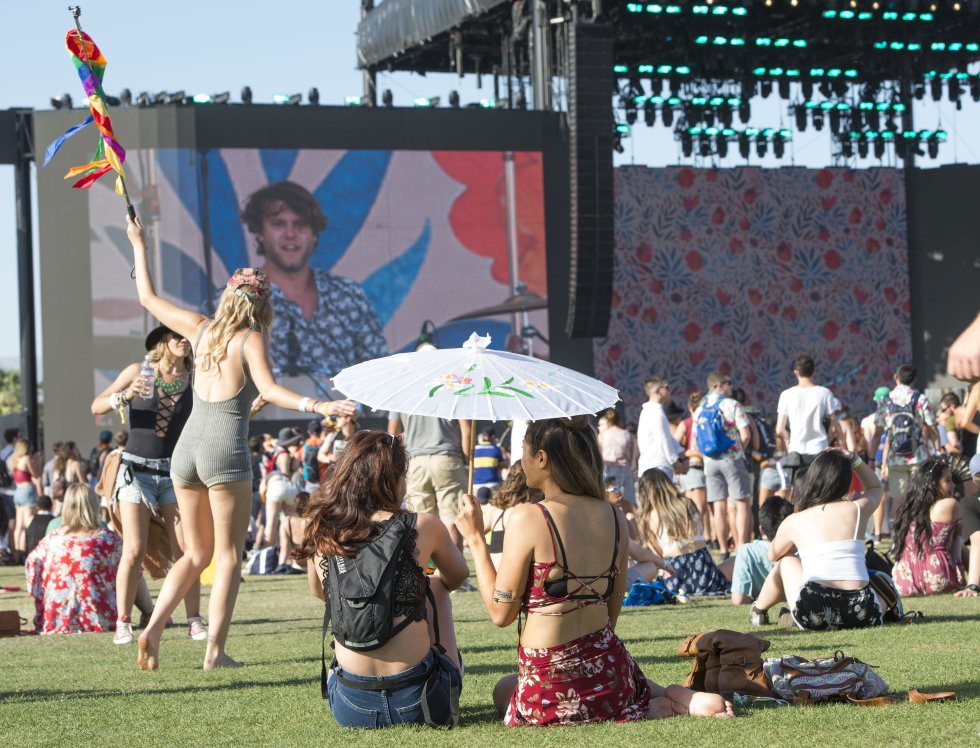 Este año el festival se celebra del 14 al 16 de abril, en Indio, California. Además de a buena música el Coachella se caracteriza porque los asistentes usan ropa hippie. Celebridades como actrices y actores de Hollywood, músicos y supermodelos hacen presencia. Este año el festival se celebra del 14 al 16 de abril, en Indio, California. Además de a buena música el Coachella se caracteriza porque los asistentes usan ropa hippie. Celebridades como actrices y actores de Hollywood, músicos y supermodelos hacen presencia.
