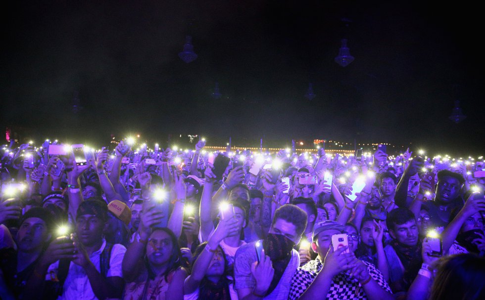 Este año el festival se celebra del 14 al 16 de abril, en Indio, California. Además de a buena música el Coachella se caracteriza porque los asistentes usan ropa hippie. Celebridades como actrices y actores de Hollywood, músicos y supermodelos hacen presencia. Este año el festival se celebra del 14 al 16 de abril, en Indio, California. Además de a buena música el Coachella se caracteriza porque los asistentes usan ropa hippie. Celebridades como actrices y actores de Hollywood, músicos y supermodelos hacen presencia.
