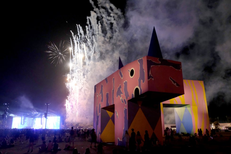 Este año el festival se celebra del 14 al 16 de abril, en Indio, California. Además de a buena música el Coachella se caracteriza porque los asistentes usan ropa hippie. Celebridades como actrices y actores de Hollywood, músicos y supermodelos hacen presencia. Este año el festival se celebra del 14 al 16 de abril, en Indio, California. Además de a buena música el Coachella se caracteriza porque los asistentes usan ropa hippie. Celebridades como actrices y actores de Hollywood, músicos y supermodelos hacen presencia.