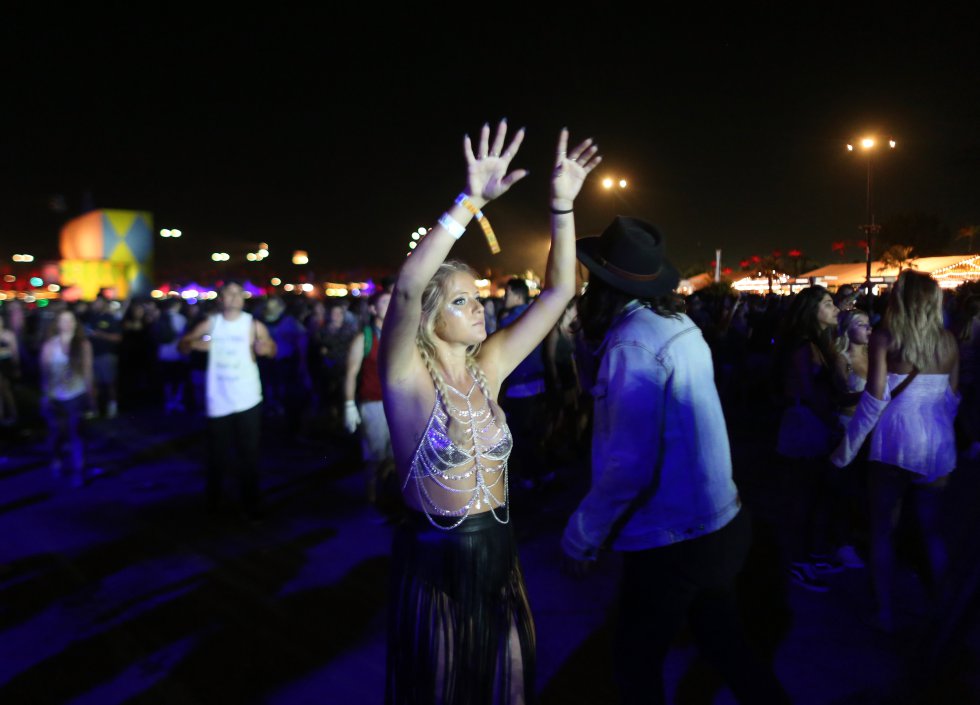 Este año el festival se celebra del 14 al 16 de abril, en Indio, California. Además de a buena música el Coachella se caracteriza porque los asistentes usan ropa hippie. Celebridades como actrices y actores de Hollywood, músicos y supermodelos hacen presencia. Este año el festival se celebra del 14 al 16 de abril, en Indio, California. Además de a buena música el Coachella se caracteriza porque los asistentes usan ropa hippie. Celebridades como actrices y actores de Hollywood, músicos y supermodelos hacen presencia.