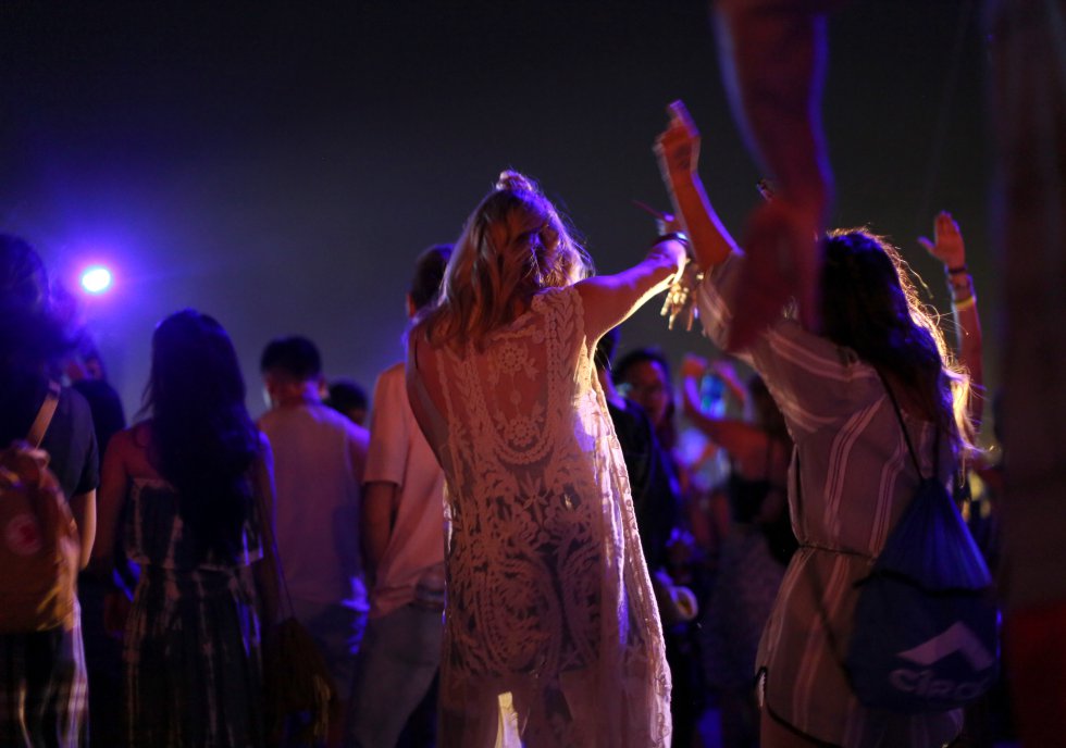 Este año el festival se celebra del 14 al 16 de abril, en Indio, California. Además de a buena música el Coachella se caracteriza porque los asistentes usan ropa hippie. Celebridades como actrices y actores de Hollywood, músicos y supermodelos hacen presencia. Este año el festival se celebra del 14 al 16 de abril, en Indio, California. Además de a buena música el Coachella se caracteriza porque los asistentes usan ropa hippie. Celebridades como actrices y actores de Hollywood, músicos y supermodelos hacen presencia.
