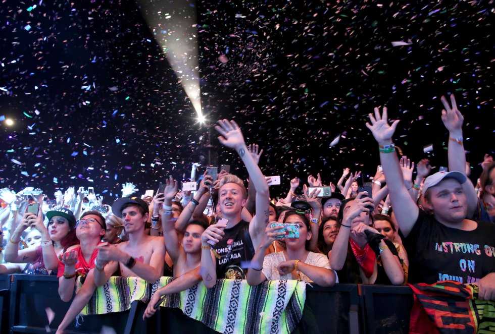 Este año el festival se celebra del 14 al 16 de abril, en Indio, California. Además de a buena música el Coachella se caracteriza porque los asistentes usan ropa hippie. Celebridades como actrices y actores de Hollywood, músicos y supermodelos hacen presencia. Este año el festival se celebra del 14 al 16 de abril, en Indio, California. Además de a buena música el Coachella se caracteriza porque los asistentes usan ropa hippie. Celebridades como actrices y actores de Hollywood, músicos y supermodelos hacen presencia.