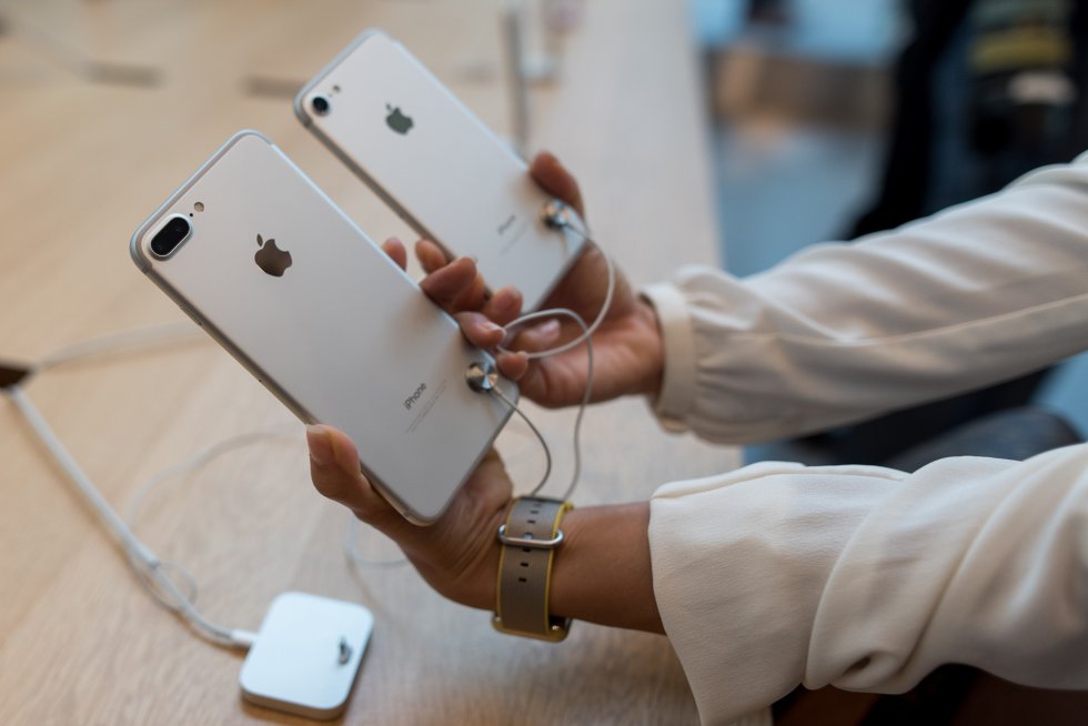 Este modelo considera como el “hermano mayor” de iPhone 7 integró doble cámara entre sus funciones y una pantalla de 5.5". Vendió cerca de 26 millones de unidades Este modelo considera como el “hermano mayor” de iPhone 7 integró doble cámara entre sus funciones y una pantalla de 5.5". Vendió cerca de 26 millones de unidades