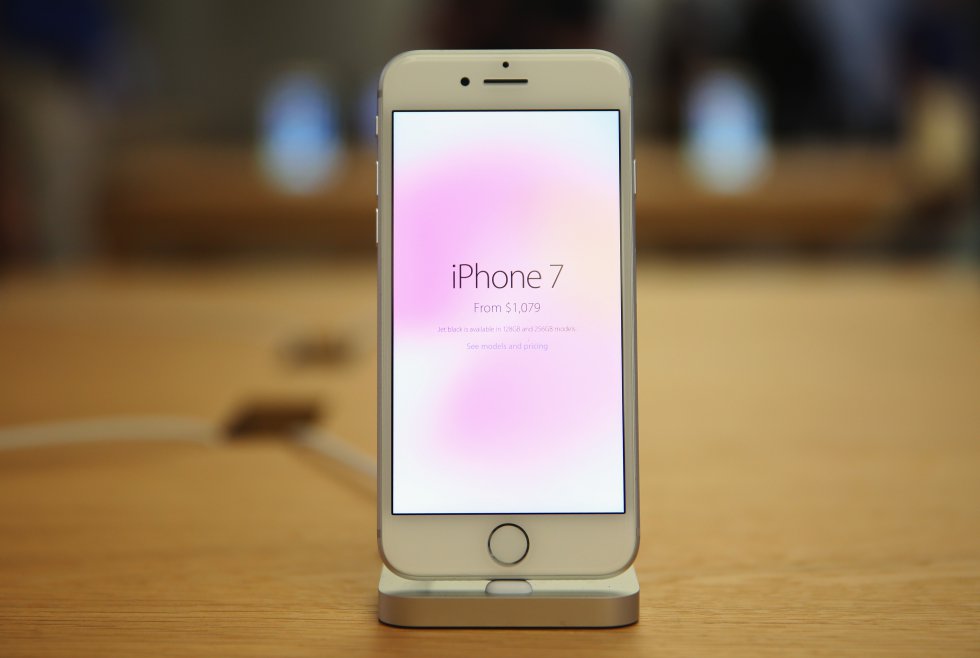 El modelo más reciente de la compañía Apple se quedó en la segunda posición. Entre sus novedades se encuentra el poder sumergirlo a un metro de profundidad por 30 minutos y mejoras en el procesador. Vendió 51 millones de unidades El modelo más reciente de la compañía Apple se quedó en la segunda posición. Entre sus novedades se encuentra el poder sumergirlo a un metro de profundidad por 30 minutos y mejoras en el procesador. Vendió 51 millones de unidades
