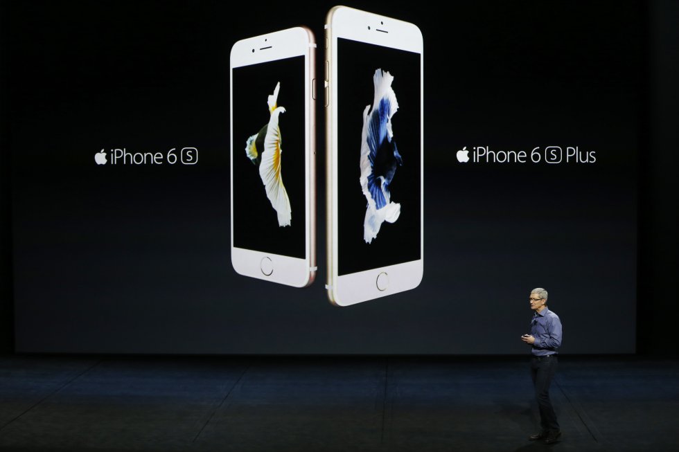 Con un peso de 143g y versiones de 16, 64 y 128 Gb, este terminal de Apple se hizo con el puesto número uno. La gran novedad fue la inclusión de un procesador A9 considerado "70 veces más rápido" que el iPhone 6. Vendió más de 55 millones de unidades. Con un peso de 143g y versiones de 16, 64 y 128 Gb, este terminal de Apple se hizo con el puesto número uno. La gran novedad fue la inclusión de un procesador A9 considerado "70 veces más rápido" que el iPhone 6. Vendió más de 55 millones de unidades.