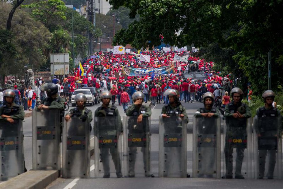 Detalló que de ese total, 33 presentaron politraumatismos, aunque solo uno de ellos fue remitido a una clínica para seguir siendo atendido, 10 tuvieron síntomas de asfixia "producto de los gases lacrimógenos" que usaron los agentes de la fuerza pública para dispersar la protesta y 14 por "desmayos y problemas de tensión". Detalló que de ese total, 33 presentaron politraumatismos, aunque solo uno de ellos fue remitido a una clínica para seguir siendo atendido, 10 tuvieron síntomas de asfixia "producto de los gases lacrimógenos" que usaron los agentes de la fuerza pública para dispersar la protesta y 14 por "desmayos y problemas de tensión".