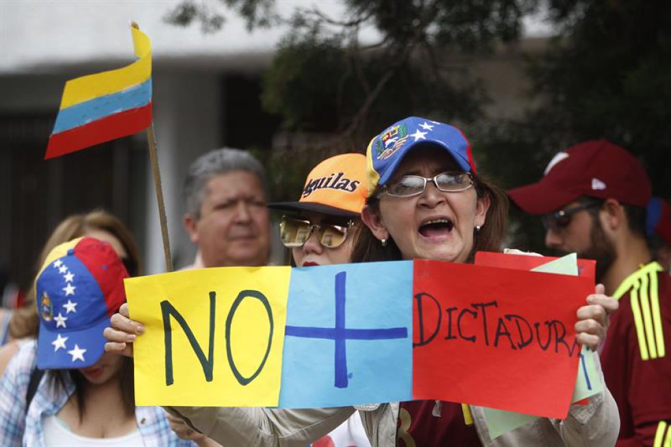 Algunas de las protestas de este miércoles se tornaron violentas y se saldaron con dos personas fallecidas en Caracas y en el estado Táchira (oeste del país). Algunas de las protestas de este miércoles se tornaron violentas y se saldaron con dos personas fallecidas en Caracas y en el estado Táchira (oeste del país).