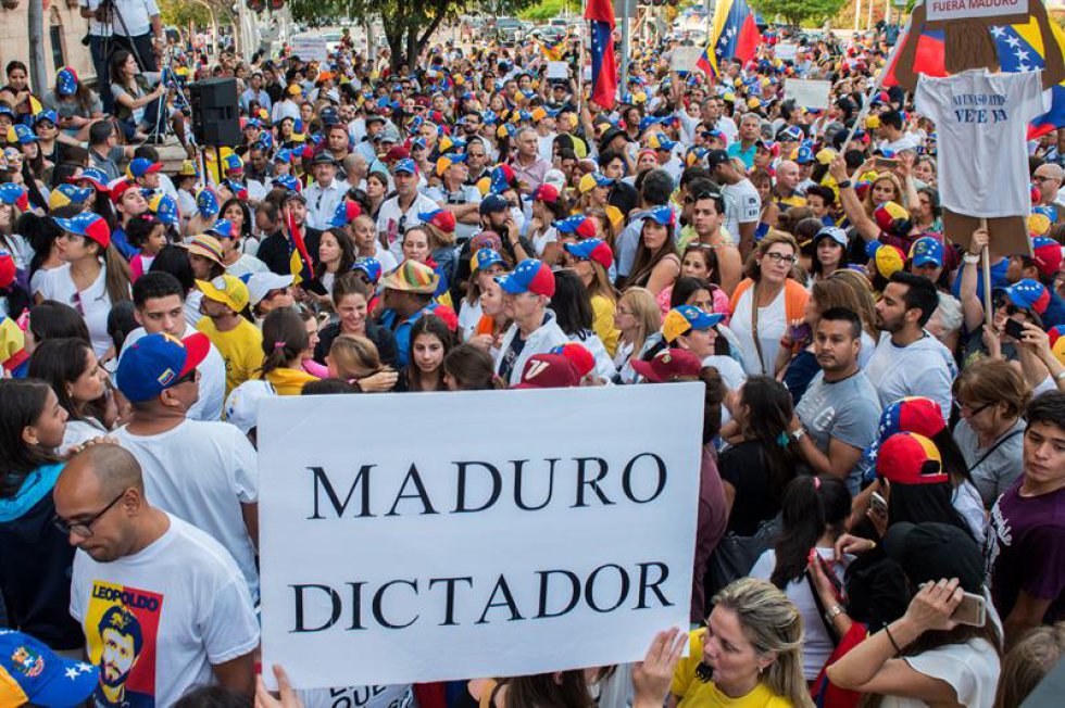 Por su parte, el alcalde del municipio caraqueño Chacao dijo que los centros hospitalarios de su jurisdicción atendieron a 57 personas "provenientes de la manifestación", que intentó sin éxito llegar hasta la Defensoría del Pueblo en el centro de la capital venezolana. Por su parte, el alcalde del municipio caraqueño Chacao dijo que los centros hospitalarios de su jurisdicción atendieron a 57 personas "provenientes de la manifestación", que intentó sin éxito llegar hasta la Defensoría del Pueblo en el centro de la capital venezolana.