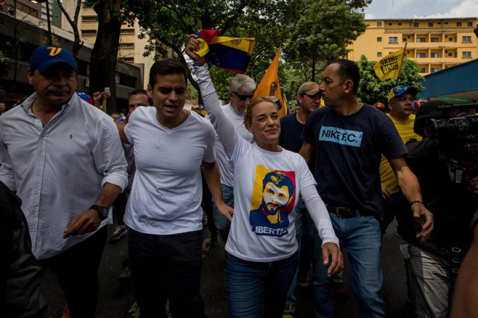 Algunas de las protestas de este miércoles se tornaron violentas y se saldaron con dos personas fallecidas en Caracas y en el estado Táchira (oeste del país). Algunas de las protestas de este miércoles se tornaron violentas y se saldaron con dos personas fallecidas en Caracas y en el estado Táchira (oeste del país).