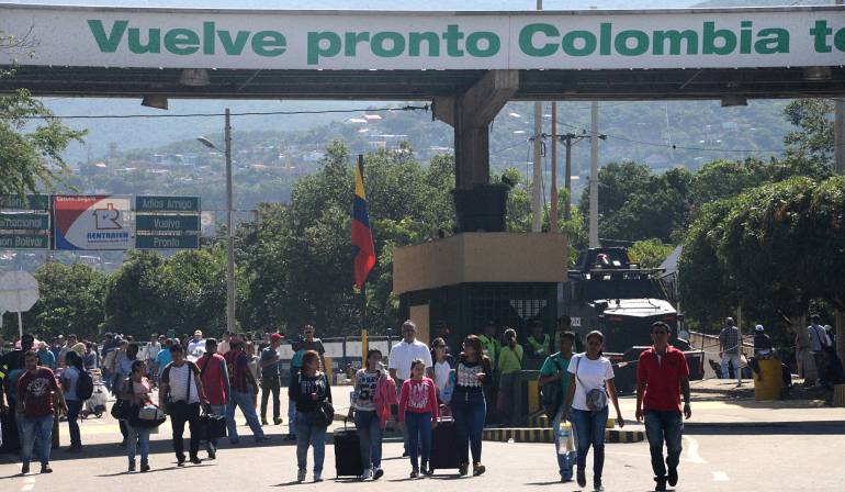 Resultado de imagen para venezolanos entrando a colombia