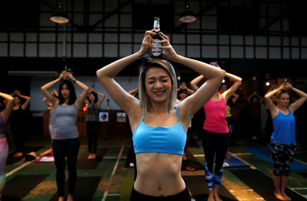 Los estudiantes, todas mujeres salvo dos hombres, trataban de equilibrar su postura mientras agarraban la botella con una o ambas manos en una clase que se impartió en un bar cercano a Sukhumvit, una concurrida avenida del centro de la capital tailandesa. Los estudiantes, todas mujeres salvo dos hombres, trataban de equilibrar su postura mientras agarraban la botella con una o ambas manos en una clase que se impartió en un bar cercano a Sukhumvit, una concurrida avenida del centro de la capital tailandesa.