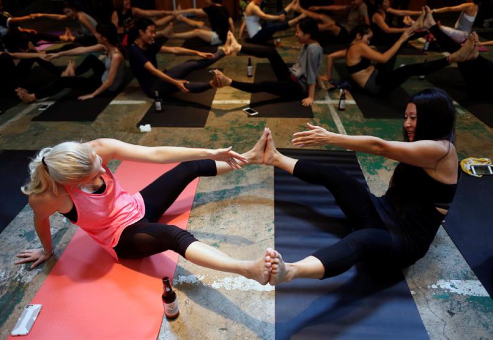 Así fue la escena de la segunda clase especial de Brew Yoga, nombre con el que han bautizado al yoga cervecero, que fue presentado el pasado marzo en el estudio Ommu de la capital tailandesa. Así fue la escena de la segunda clase especial de Brew Yoga, nombre con el que han bautizado al yoga cervecero, que fue presentado el pasado marzo en el estudio Ommu de la capital tailandesa.