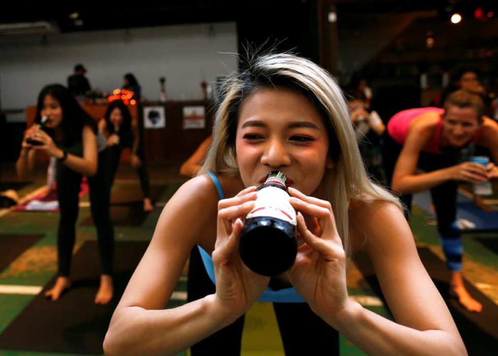 "Al principio no esperaba que el concepto de Brew Yoga funcionara realmente en Tailandia, pero todo el mundo lo entiende. Lo ven como una nueva comunidad que combina la fiesta con la salud", dijo Nipaporn, una modelo y dueña de una compañía organizadora de eventos. "Al principio no esperaba que el concepto de Brew Yoga funcionara realmente en Tailandia, pero todo el mundo lo entiende. Lo ven como una nueva comunidad que combina la fiesta con la salud", dijo Nipaporn, una modelo y dueña de una compañía organizadora de eventos.