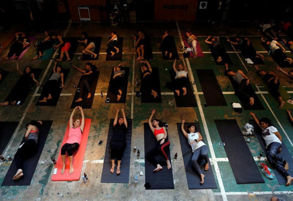 Brew Yoga debe su origen al evento BierYoga que comenzó en Berlín en 2015, cuando los instructores de yoga conocidos como Emily y Jhula mezclaron dos cosas que aman -cerveza y yoga- con el fin de relajarse y poder llegar a un nuevo nivel de conciencia. Brew Yoga debe su origen al evento BierYoga que comenzó en Berlín en 2015, cuando los instructores de yoga conocidos como Emily y Jhula mezclaron dos cosas que aman -cerveza y yoga- con el fin de relajarse y poder llegar a un nuevo nivel de conciencia.