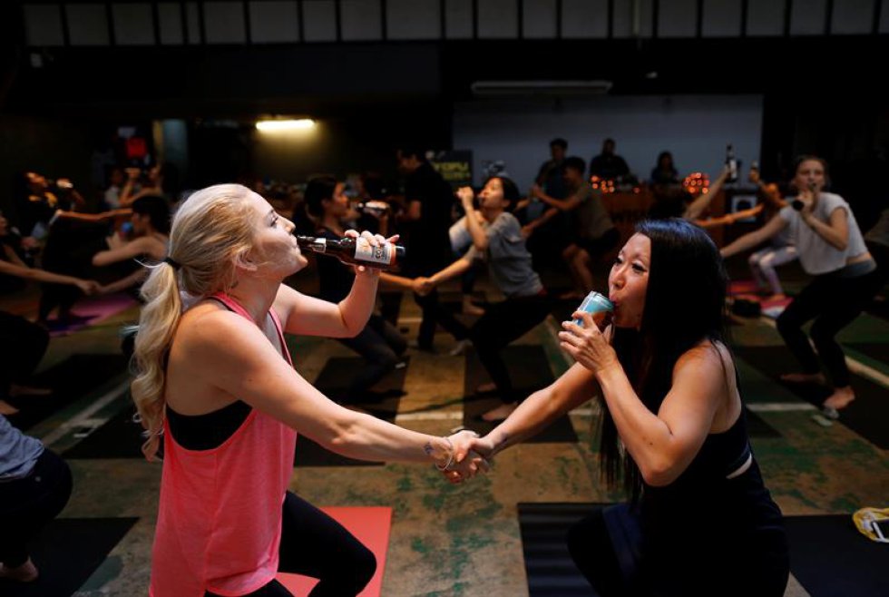 "La práctica del yoga es la búsqueda de la unidad. Tu mente con la esterilla de yoga, por ejemplo", explicó Nipaporn. "La práctica del yoga es la búsqueda de la unidad. Tu mente con la esterilla de yoga, por ejemplo", explicó Nipaporn.